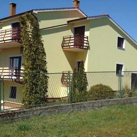 Holi Apartment Cavle Bagian luar foto